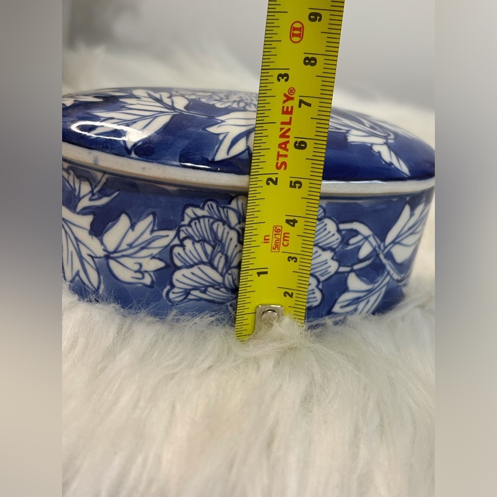 (117)Vintage Blue and White Floral Ceramic Trinket Box - Picture 6 of 7